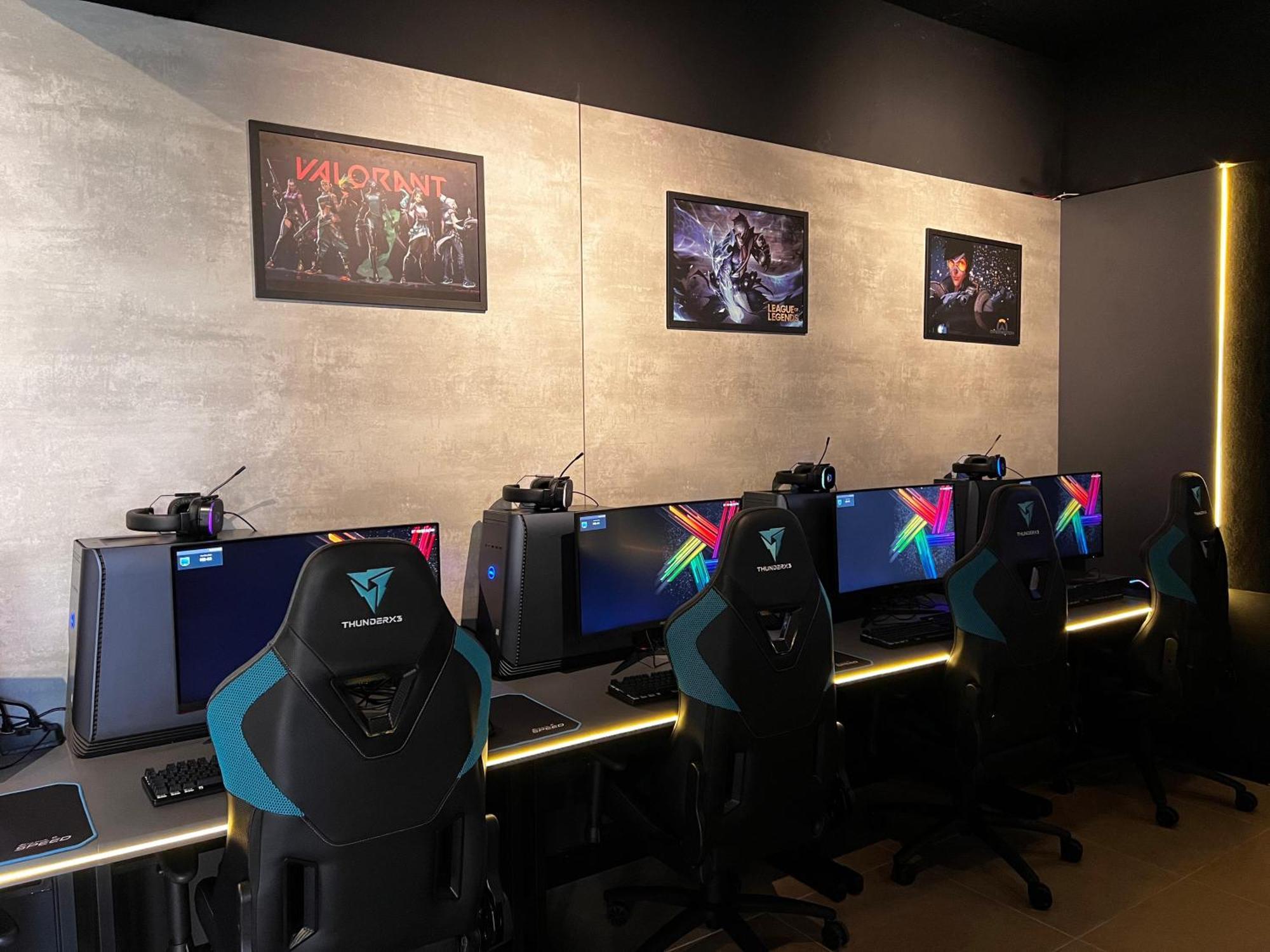 Mabu Thermas Grand Resort Foz do Iguaçu Exterior foto The gaming room at the headquarters of Team Secret