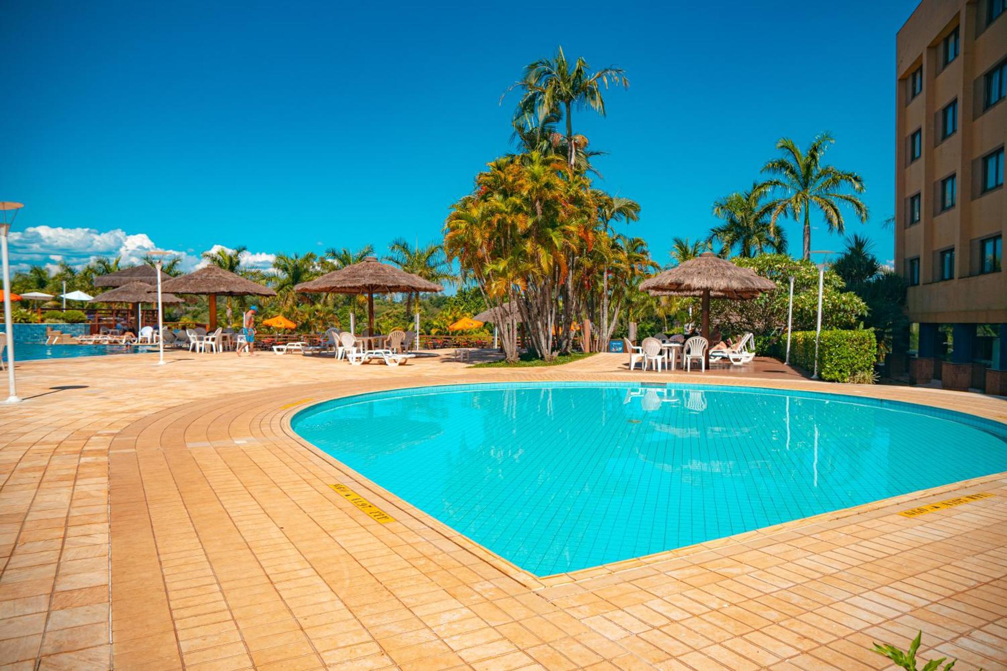 Mabu Thermas Grand Resort Foz do Iguaçu Exterior foto The pool at the hotel