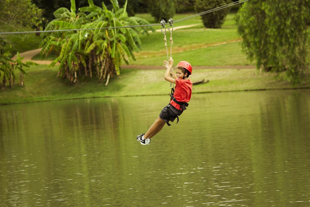Mabu Thermas Grand Resort Foz do Iguaçu Exterior foto A child on a zip line