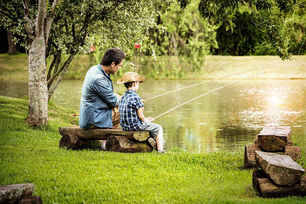 Mabu Thermas Grand Resort Foz do Iguaçu Exterior foto A father and son fishing together